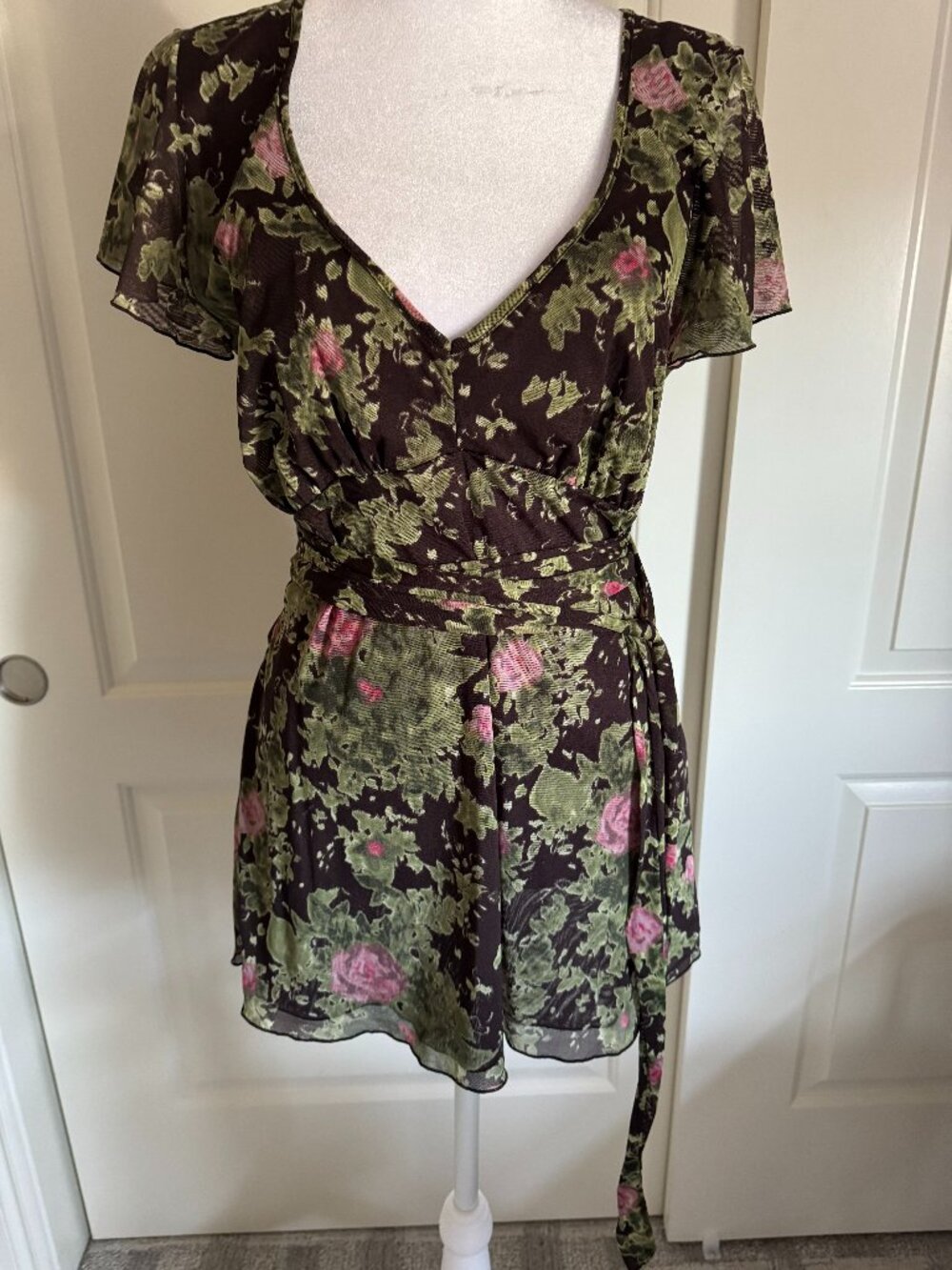 DKNY Jeans Brown Floral V-Neck Top, Size Medium